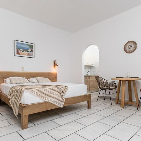 Studios Vrettos Beachfront Hotel Plaka  Bagian luar foto