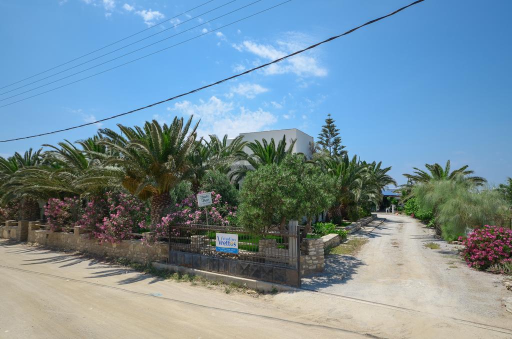 Studios Vrettos Beachfront Hotel Plaka  Bagian luar foto