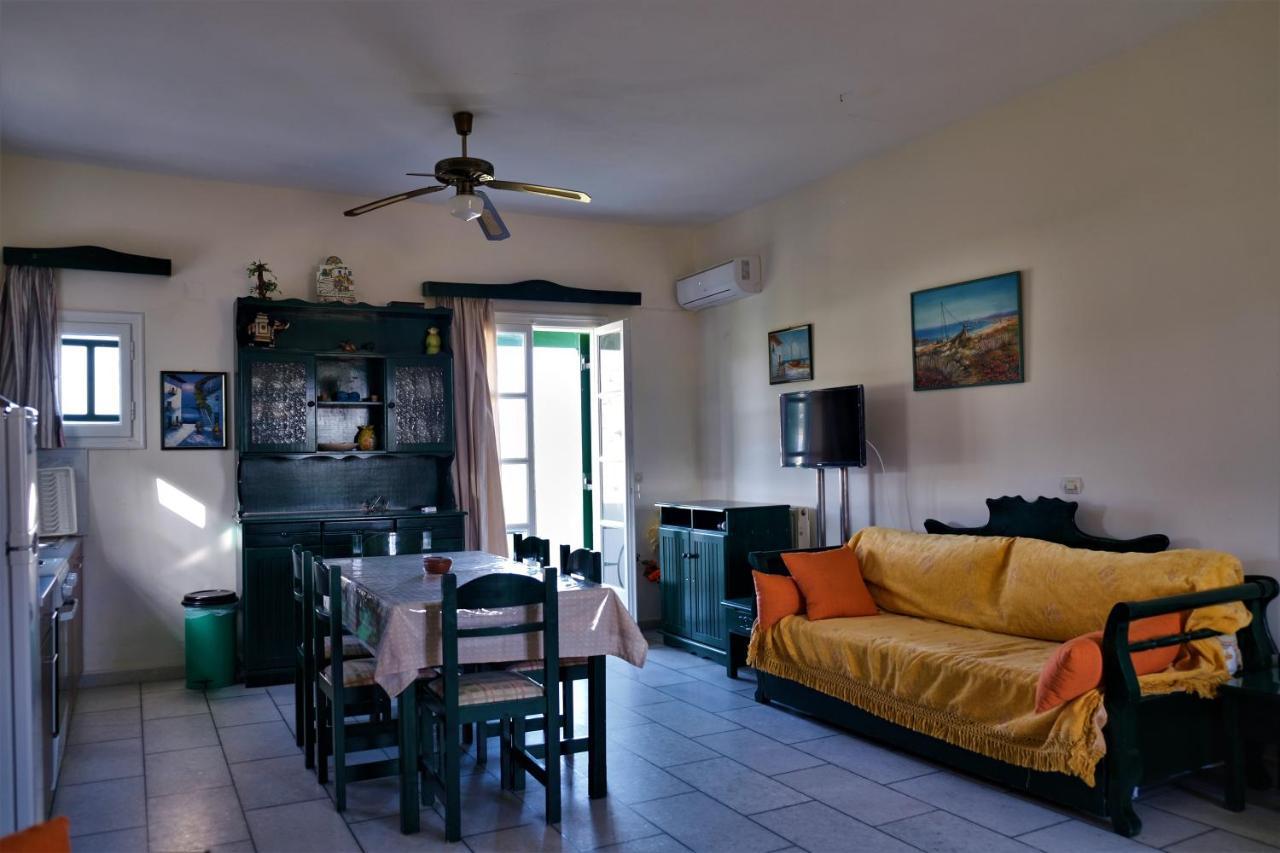 Studios Vrettos Beachfront Hotel Plaka  Bagian luar foto
