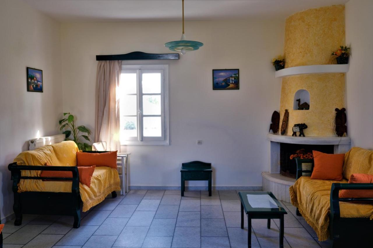Studios Vrettos Beachfront Hotel Plaka  Bagian luar foto