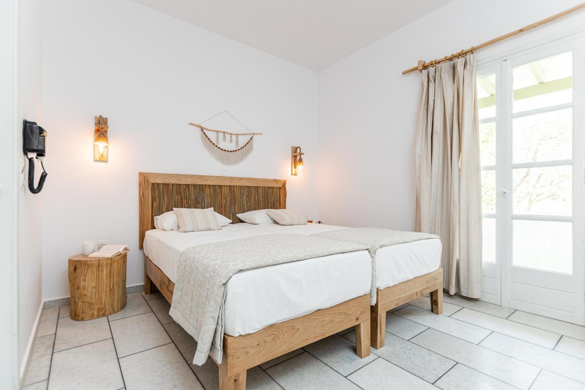 Studios Vrettos Beachfront Hotel Plaka  Bagian luar foto