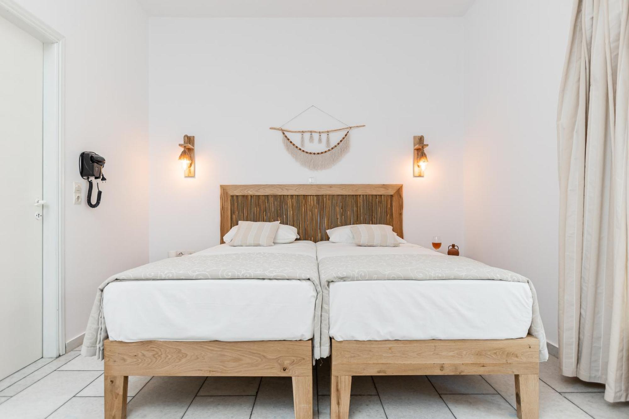 Studios Vrettos Beachfront Hotel Plaka  Bagian luar foto