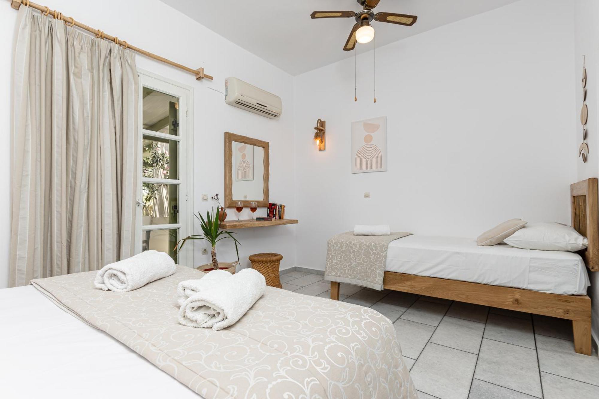Studios Vrettos Beachfront Hotel Plaka  Bagian luar foto
